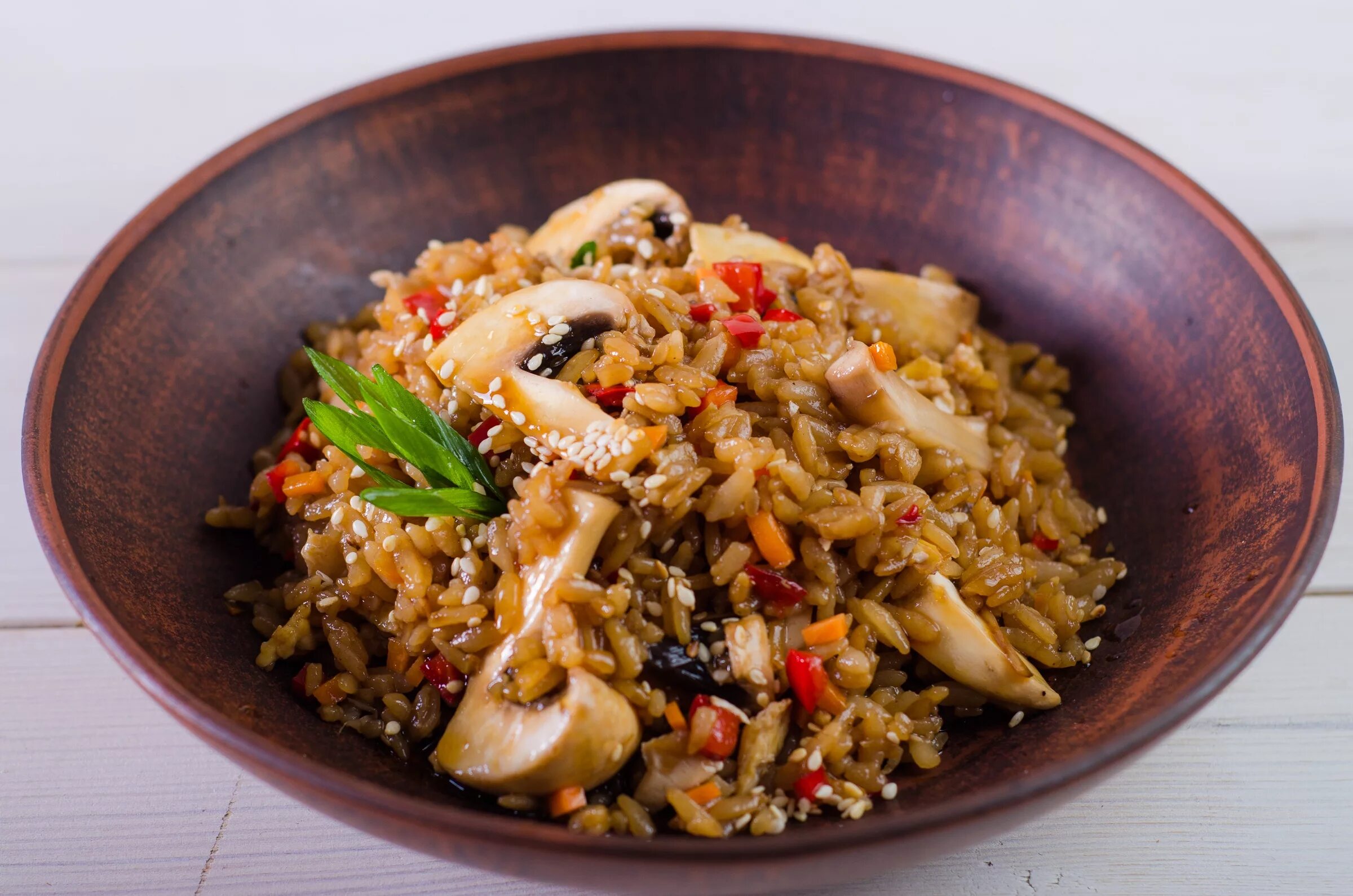 Рис с курицей на сковороде с соевым. Японский плов тяхан. Рис тяхан. Рис с шампиньонами и овощами. Плов с бурым рисом.