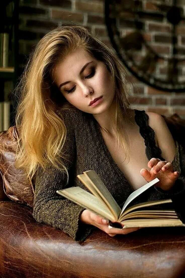 Девушка с книгой. Девушка с книжкой. Девушка с книгой фотосессия. Красивая девушка с книгой в руках. Лишняя женщина читать