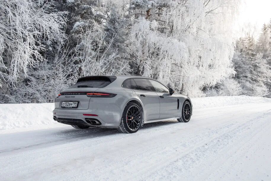 Порше 711. Panamera turbo бездорожье. Porsche taycan черный. Джип в снегу. Porsche под скатывающимся снегом.