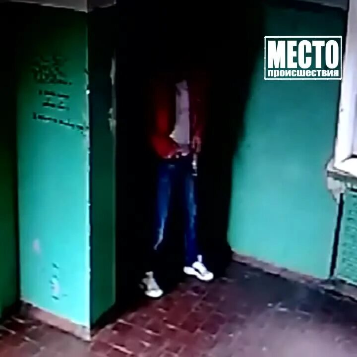 Заколдованный подъезд в котором хочется срать. Ссыкуны подъездные 2. Видео писающих в подъезде. Приспичило пописать в подъезде. Приспичило пописать в подъезде.