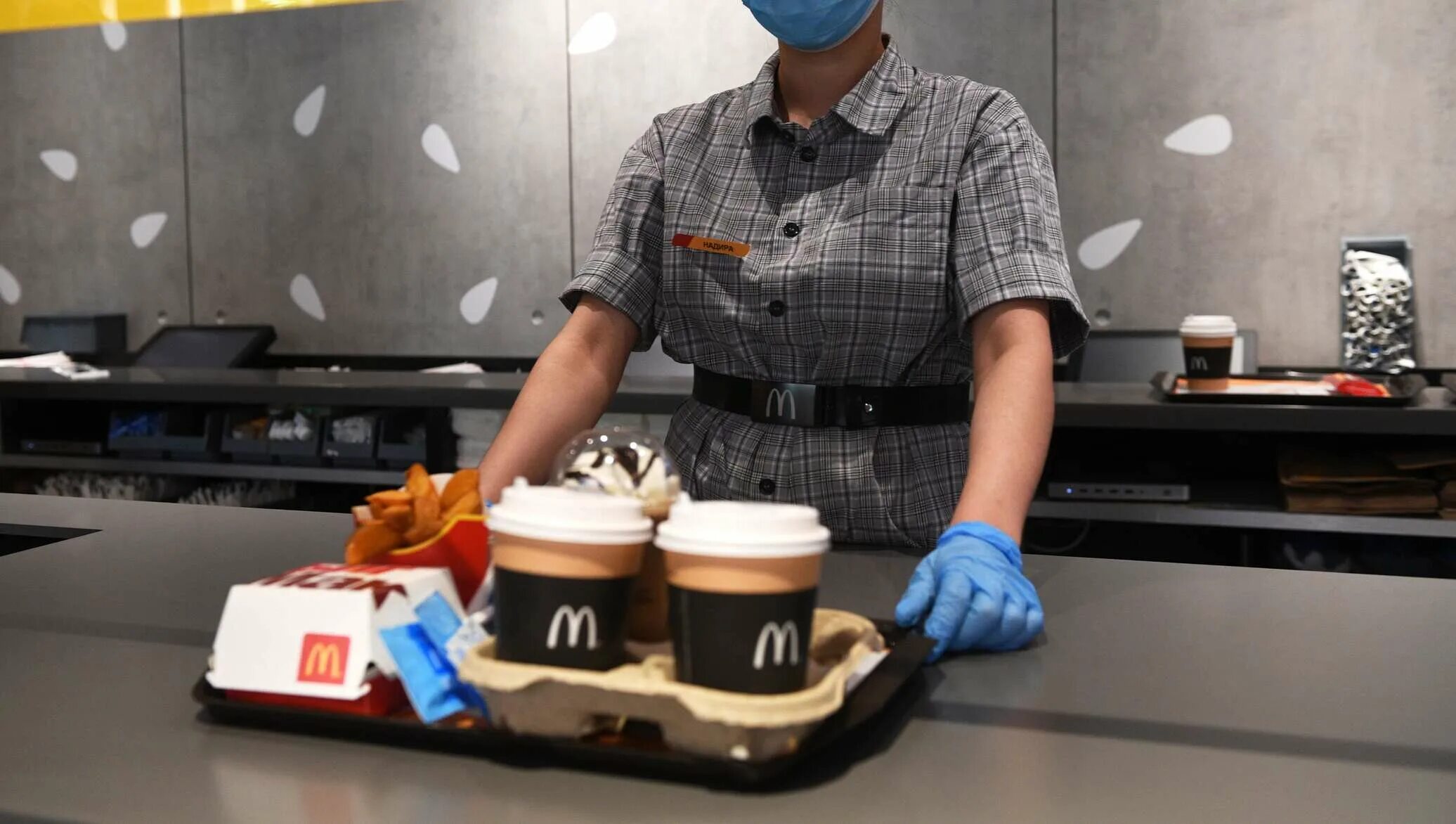 Mcdonald s mom anna anon. Вкусно и точка макдональдс. Открытие Макдональдса. Весело и вкусно макдональдс. Макдональдс чистота.