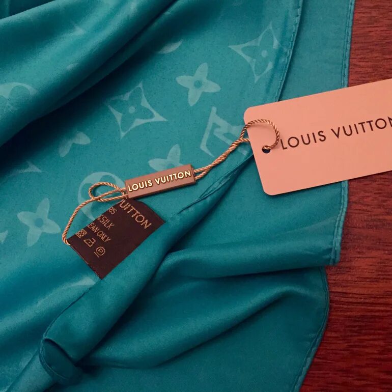 Маркировка верхней одежды. Оригинальная бирка louis vuitton. Размер бирки на одежду. Ярлыки на одежде. Бирка mockup free текстиль.