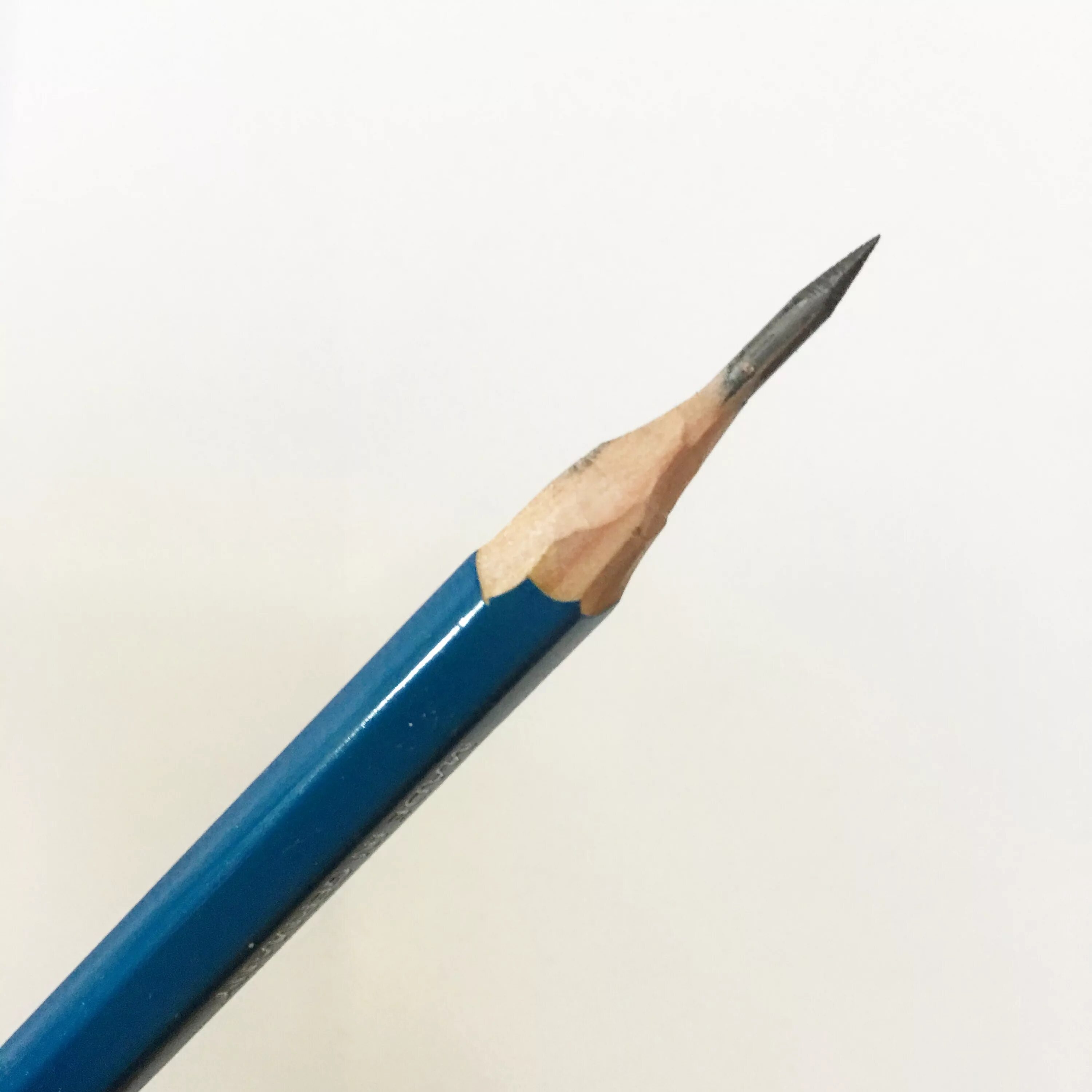 Заточка карандашей для черчения. Заточка карандашей для черчения. Почему легче заточить карандаш острым ножом. Профессиональная заточка карандашей. Правильная заточка карандаша для рисования.