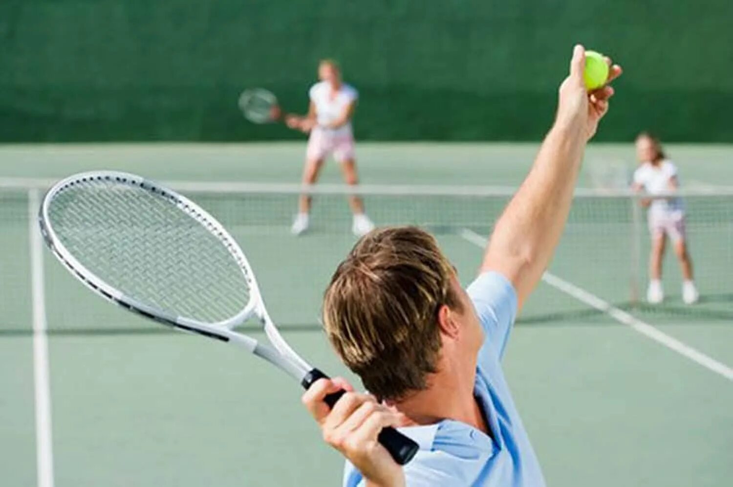 She plays tennis well. Теннис. Большой теннис. Подача мяча в большом теннисе. Теннисистка подача.