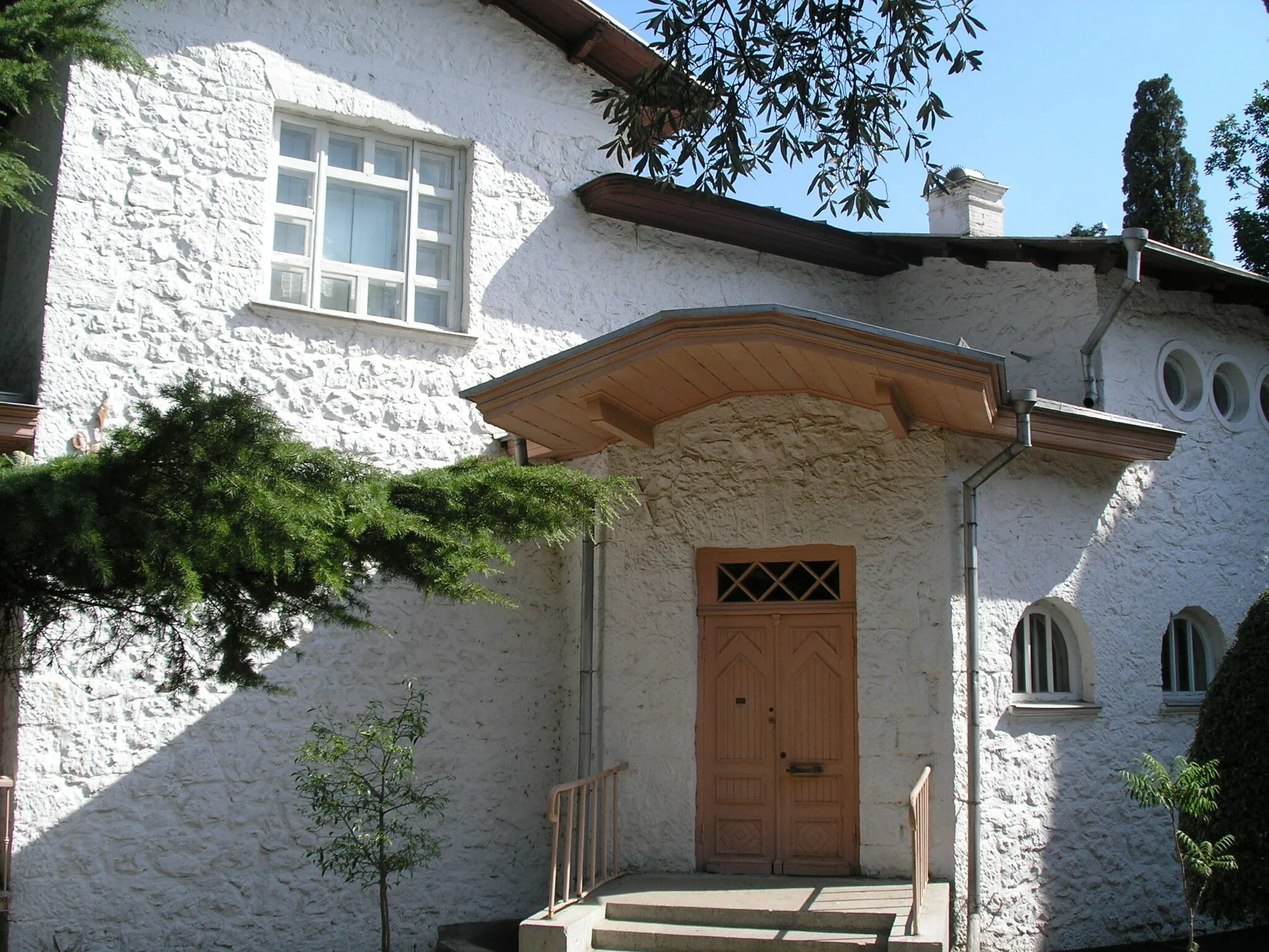 белый дом чехова. ялта загородная 10. дача чехова в ялте. чехова в ялте. ялтинская дача чехова стояла огэ.