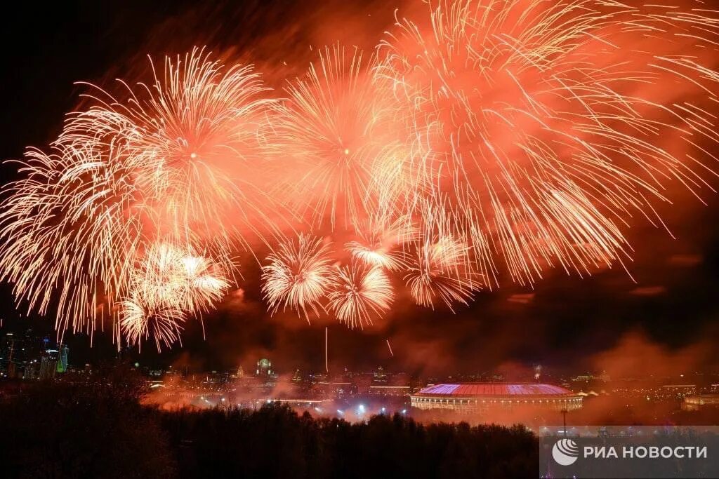 Когда будет салют в москве. Салют 2022. Праздничный салют 9 мая. Салют Победы 2022 Москва. Салют Победы в Москве 9 мая.