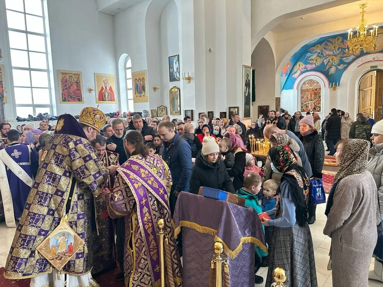 Вечернее богослужение в православной церкви с пояснениями. Православное богослужение на каждый день. Христиане в татарстане. Литургия в храме христа спасителя. Церковная служба в храме христа спасителя.