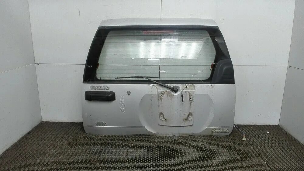 Крышка багажника grand vitara suzuki. Крышка багажника багажника сузуки гранд. Крышка багажника на сузуки свифт 2003 года. Дверь багажника гранд витара. Крышка багажника багажника сузуки гранд.