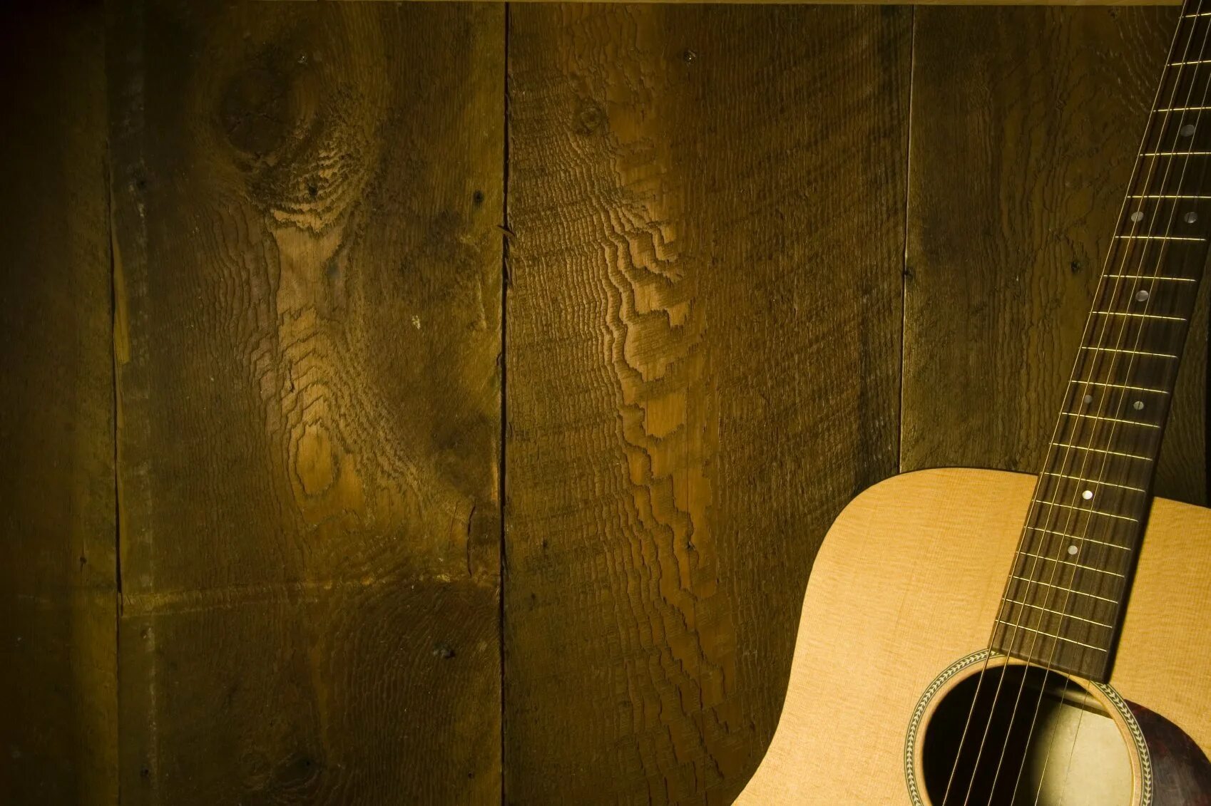 Акустическая гитара на сцене. Акустическая гитара фон. Гитара на красивом фоне. Акустическая гитара на стене.