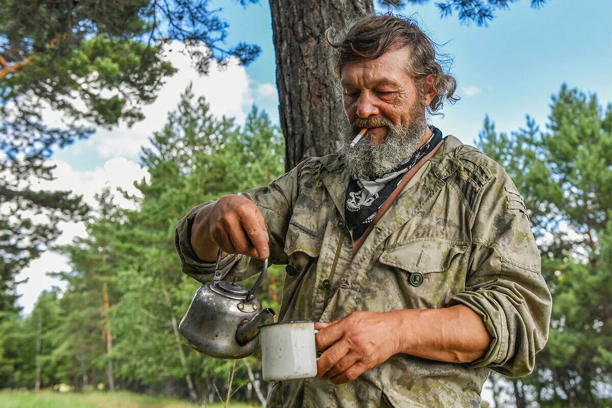 Дед смысл. Дед пьет чай. дедушка пьет чай. дедушка в лесу. пьют в лесу.