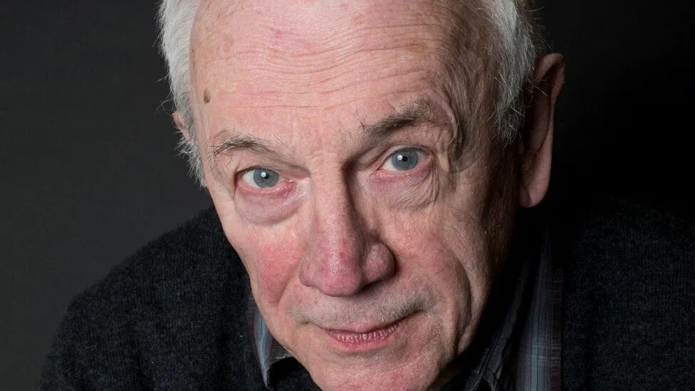 А. Брэдли писатель. Персиваль эверетт писатель. Alan sillitoe. Писатель аллан.