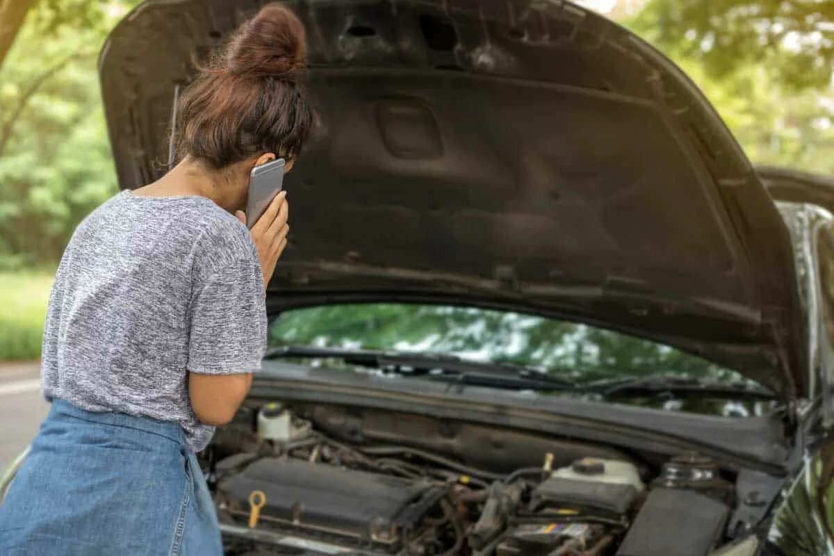 My car broken down. Машина сломалась. Сломалась машина на трассе. Сломалась машина помощь. У девушки сломалась машина.