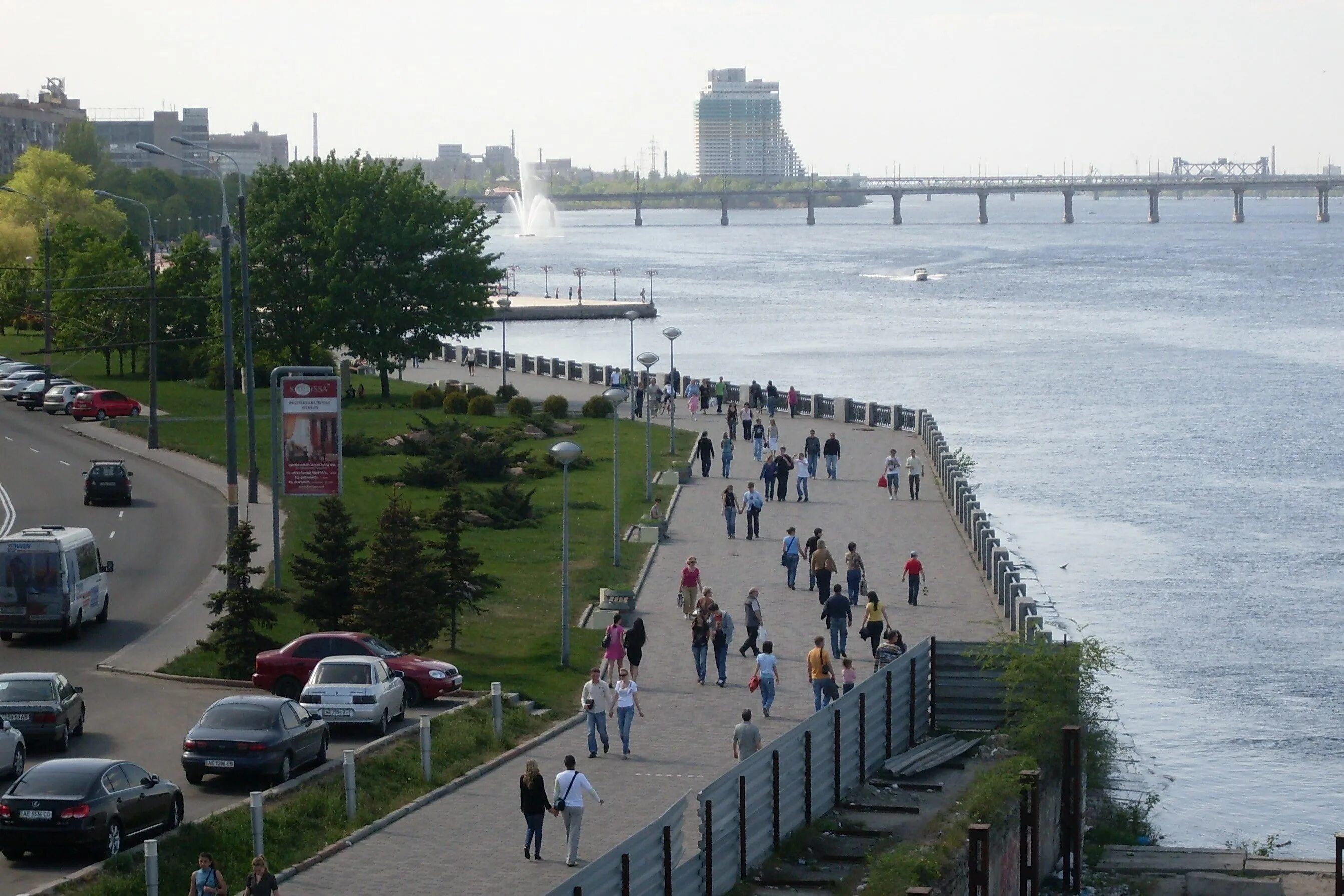 Набережная днепропетровска фото. Дюссельдорф река рейн. Современные набережные. Дніпро місто. Самая длинная набережная в мире.