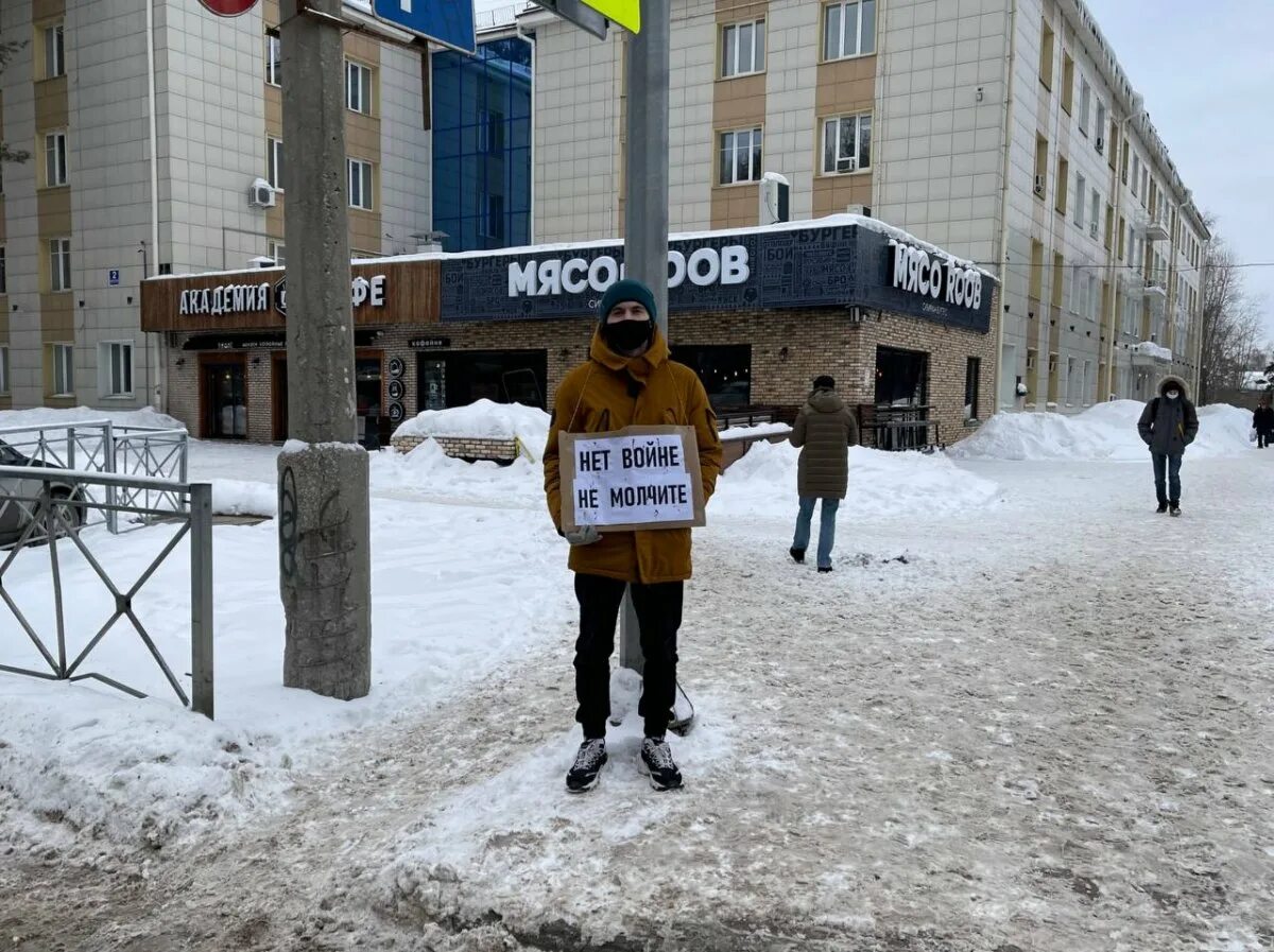 Против войны новости. Одиночный пикет. Одиночный пикет против войны. Одиночный пикет в Украине. Пикеты против войны с Украиной.