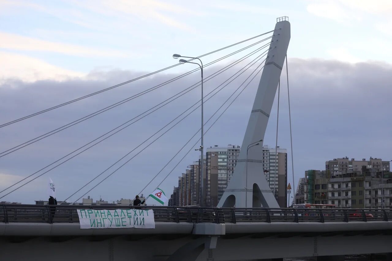 Мост ахмата кадырова. Мост кадырова спб. Мост имени кадырова в санкт-петербурге. Спб красносельский район мост кадырова. Вантовый мост через дудергофский канал.