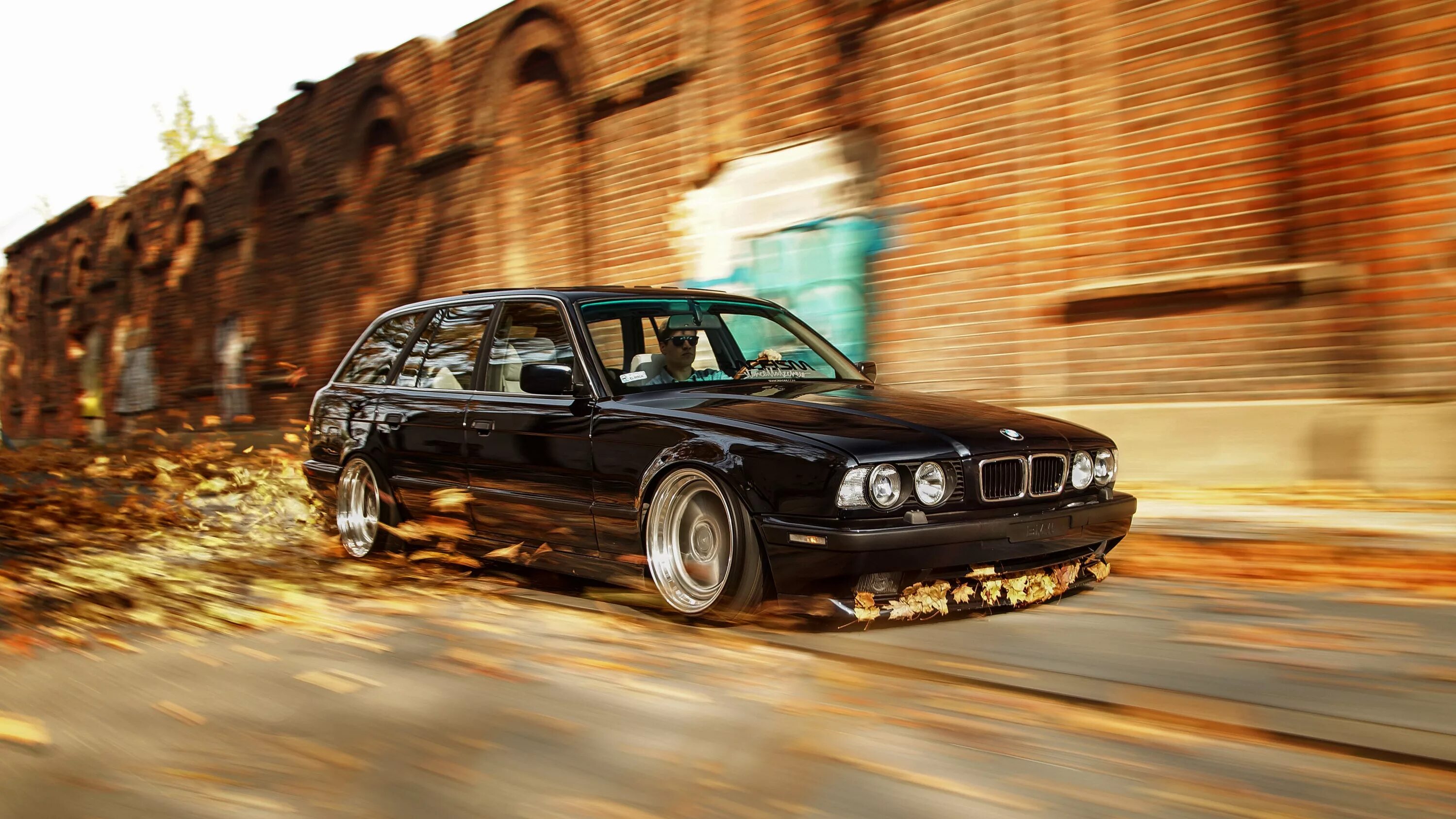 Е34 гаджи. BMW m5 e34 дрифт. БМВ м5 е34. БМВ е34 редлук.