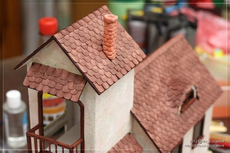 Домик для кошки из картонной трубы. Крыша для домика поделка. Как сделать трубу для домика. Идеи из поролона для дома. Домик из стаканчика бумажного.