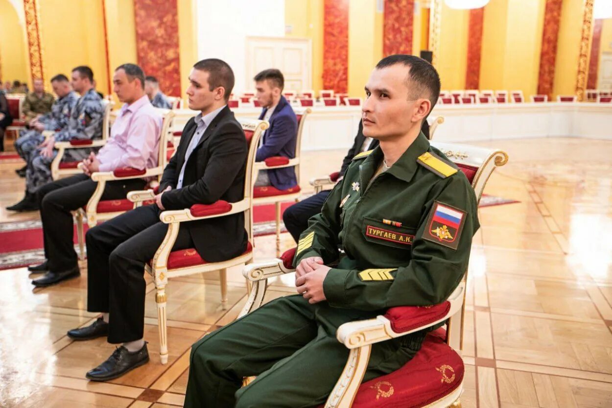 ветераны в форме на параде. награждение военнослужащих сво. награждение медалью военнослужащих. памятный знак министерства обороны российской федерации. российские военнослужащие.