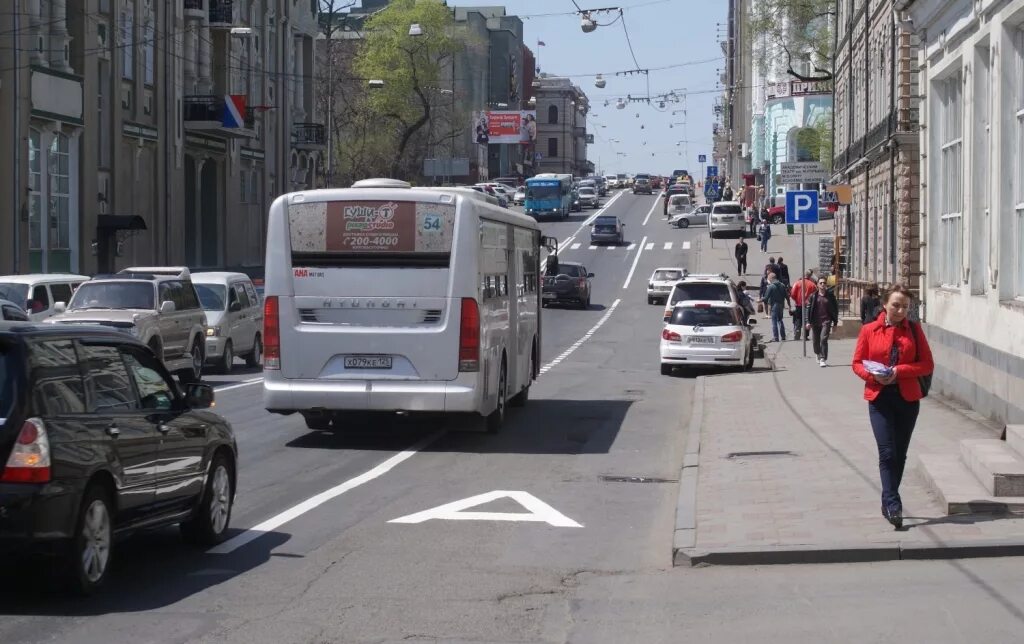 Выделенная полоса для общественного транспорта. Выделенная полоса для автобусов. Автобусная полоса Владивосток. Выезд на полосу для общественного транспорта.