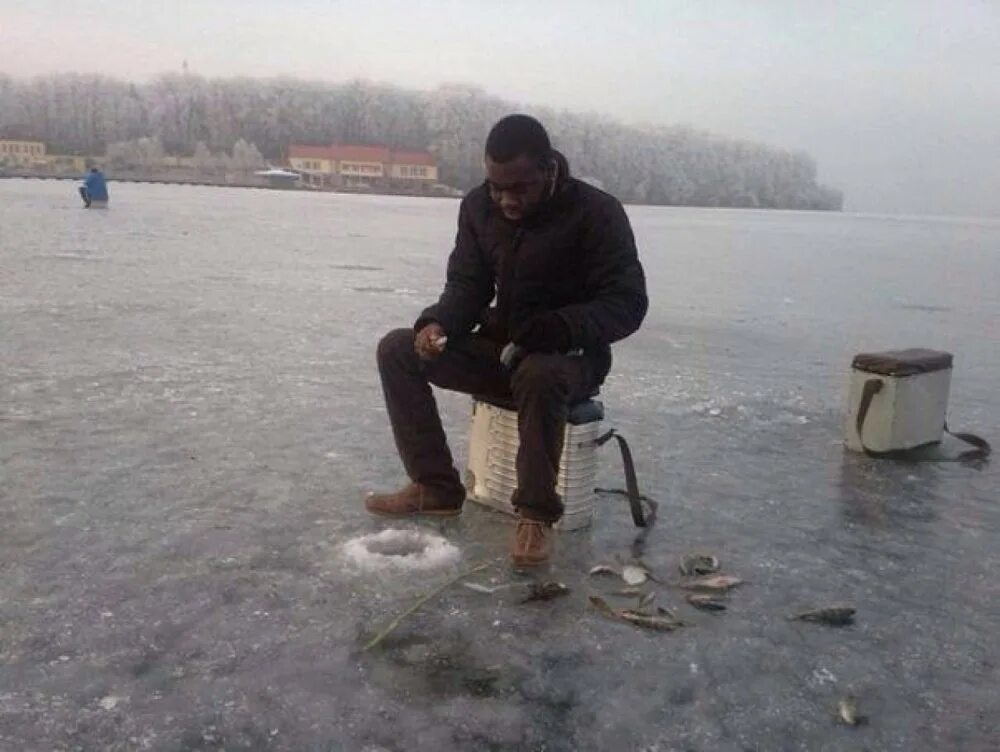 Приколы на рыбалке. Негр на зимней рыбалке. Негр Рыбак.