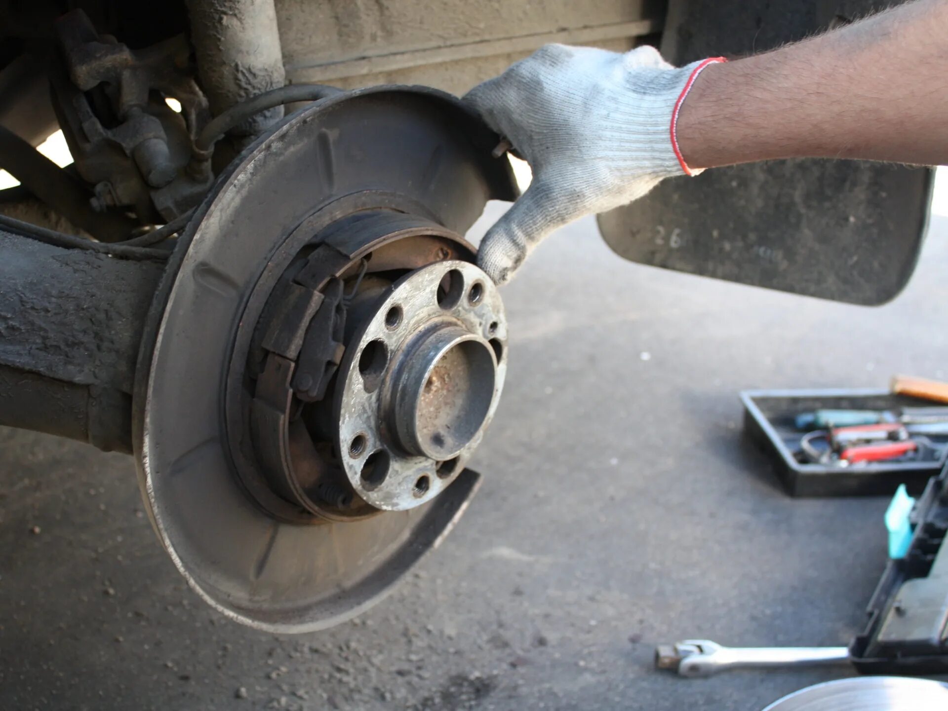 Скрип при торможении в переднем колесе. Скрежет. Скрежет металла при движении. Скрежет при движении крана. Стук при торможении спереди приора.