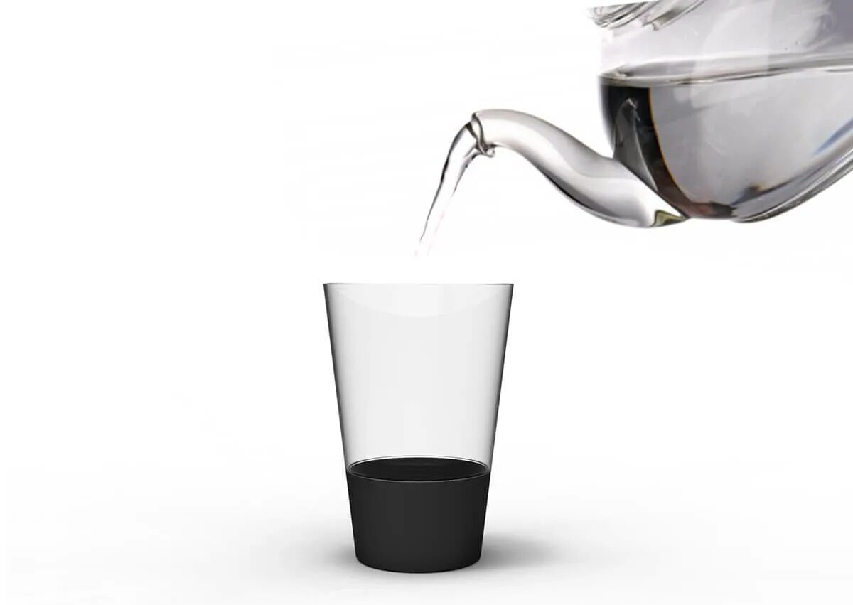 Чайник кипит. Горячий чайник. Чайник и чашка. Наливает воду в чайник. Наливает воду в чайник.