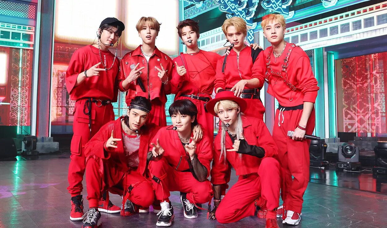 Группа stray kids маниак. Stray kids бан чан. Stray kids ssick. Ред фейс стрей кидс. Хёнджин 2022 красные волосы.