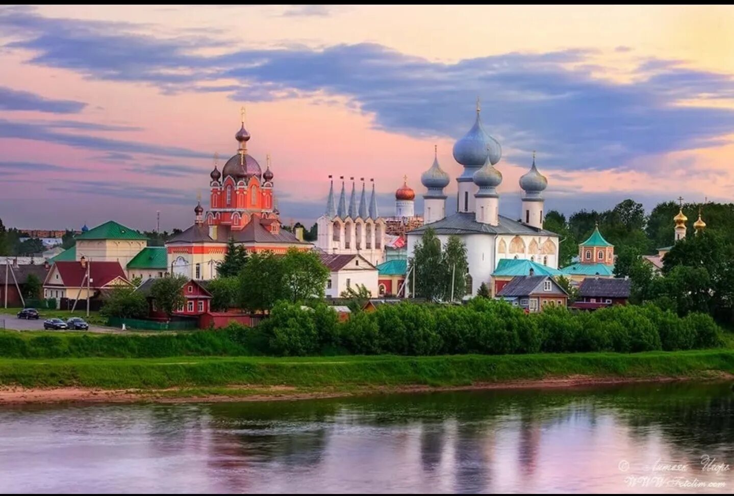 Тихвин население. Тихвинский богородичный успенский монастырь. тихвин город ленинградской области. тихвинский монастырь ленинградская область. виды монастыря тихвин.