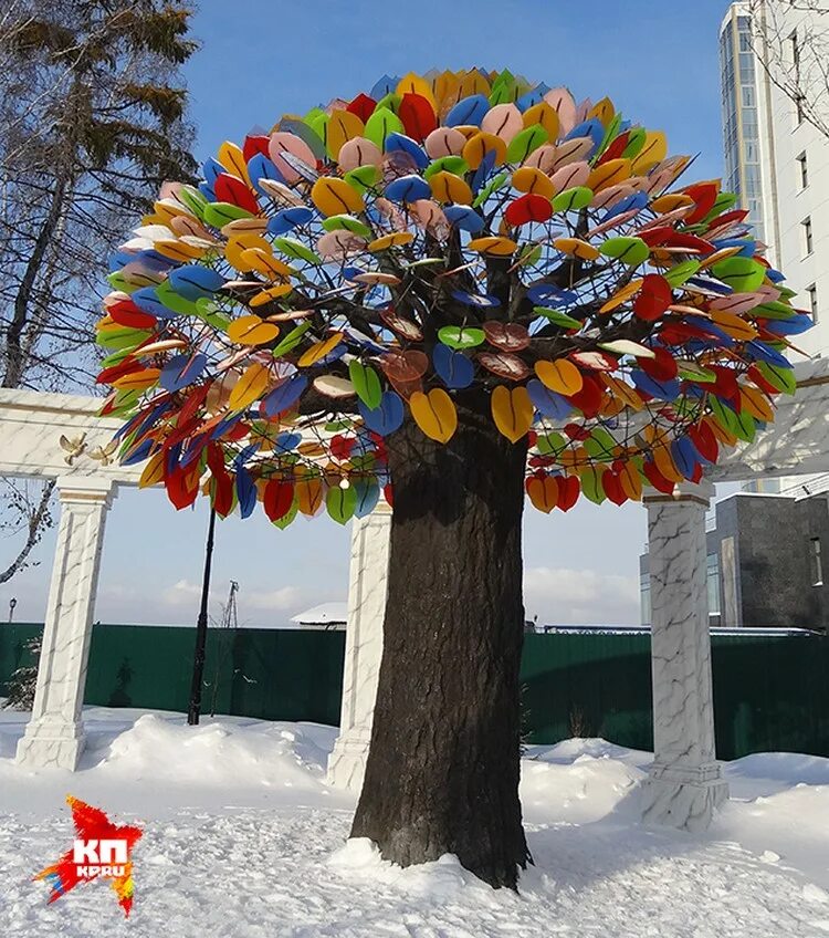 светящееся дерево. туя шаровидная ниваки. петуниевое дерево конструкции. гирлянда на дереве. домик надереае из веток.