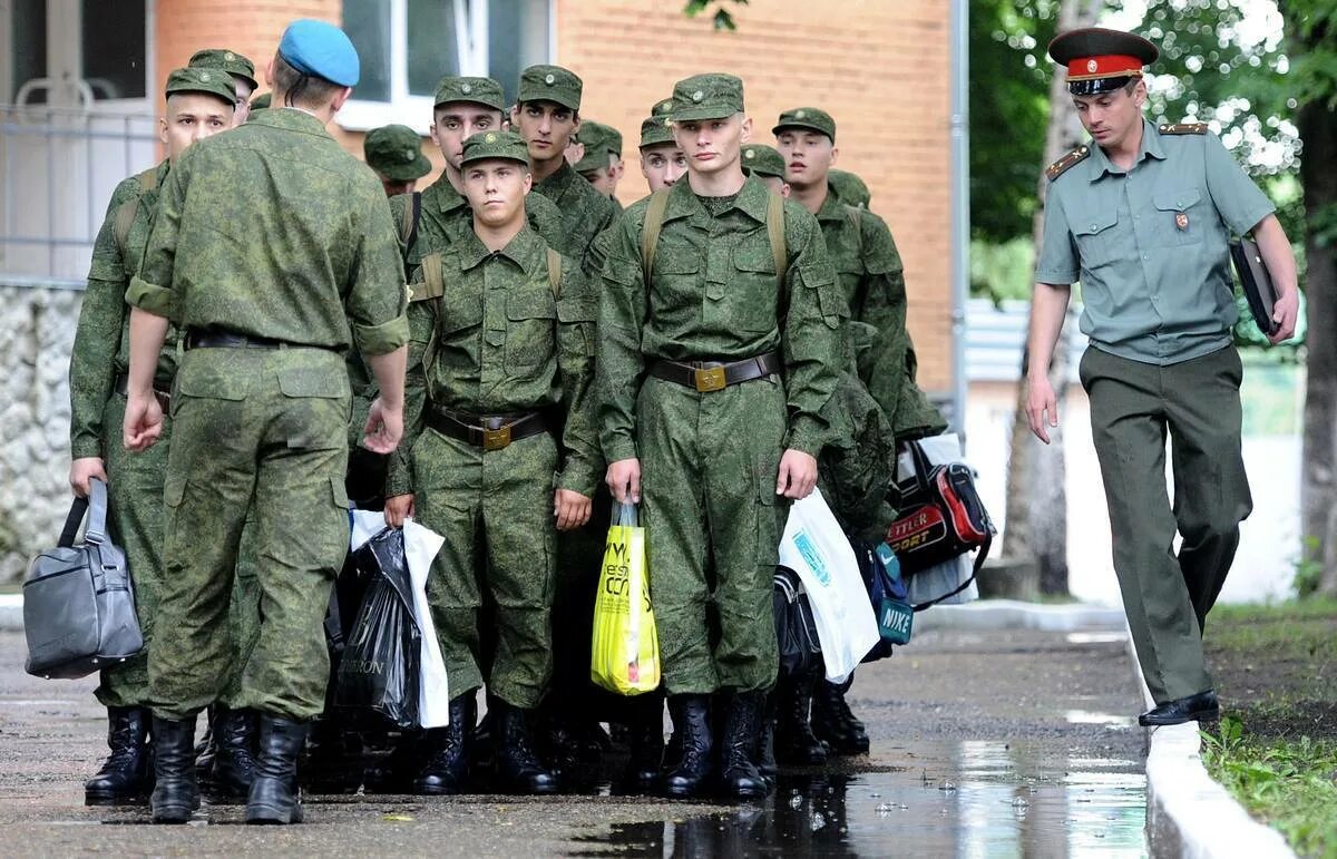 Сколько служить в 24. Армия призывники. Призыв на срочную военную службу. Срочники. Служить в армии.