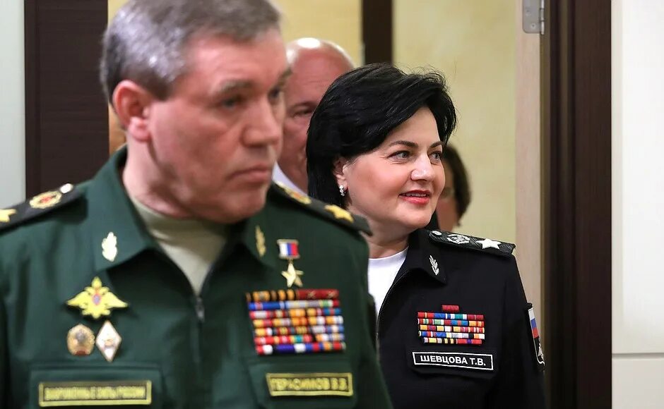 Зам министра обороны РФ генерал армии Шойгу. Генерал армии женщина зам министра обороны.