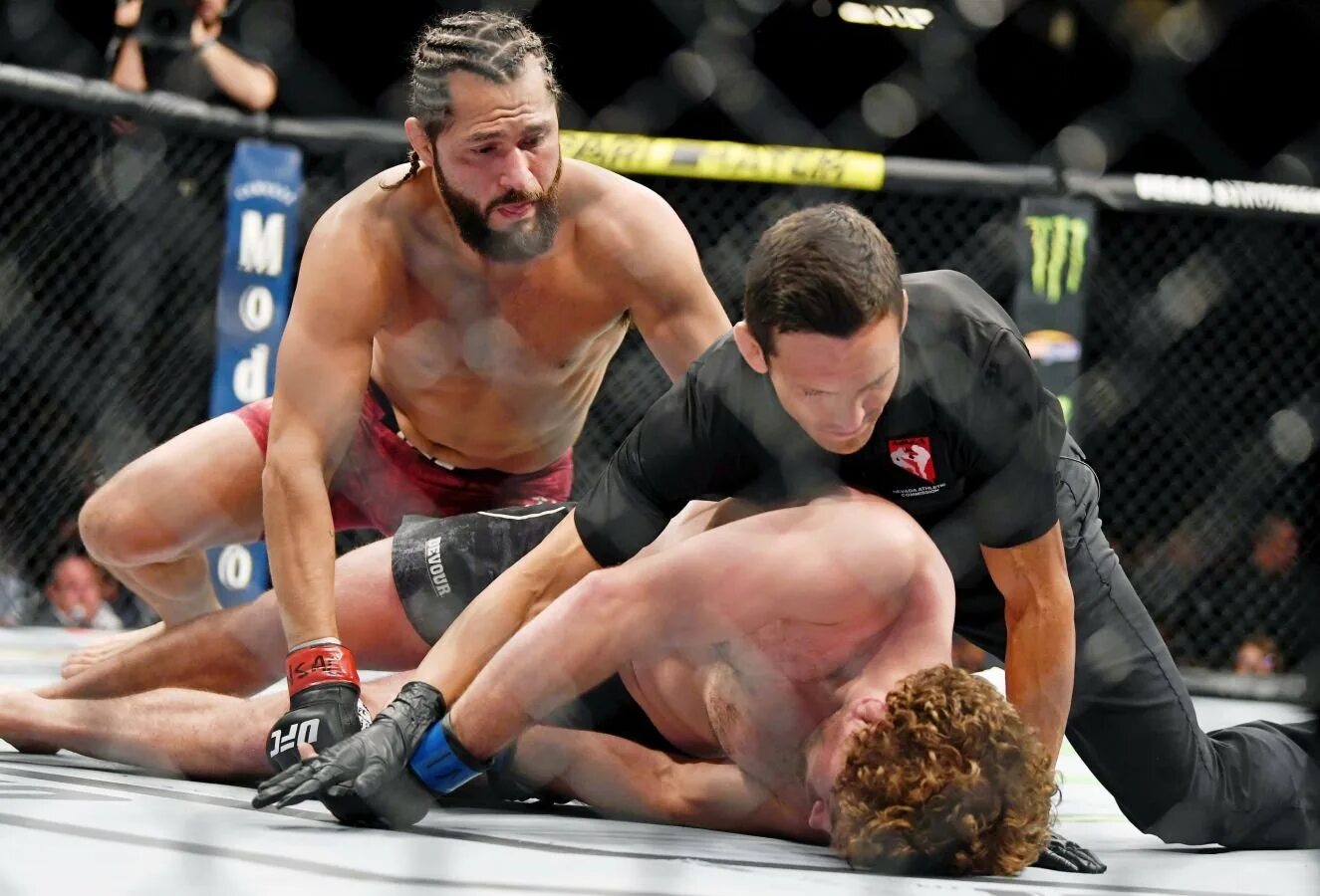 Самый быстрый бой. Самый быстрый нокаут в ufc. Хорхе масвидал рекорд ufc. Боец ufc хорхе масвидаль. Хорхе масвидаль аскрен.