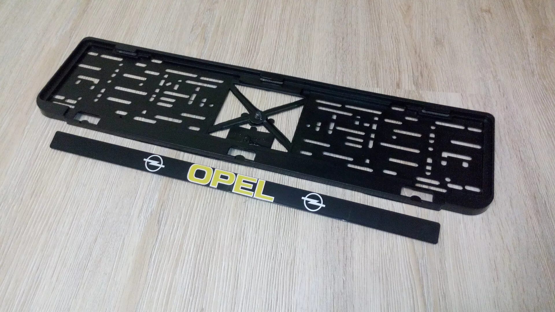 Как открыть рамку для номера. Рамка номерного знака для Opel. Рамка номерного знака Opel артикул. Рамка номерного знака Tahoe 2021-2023. Рамка номерного знака dodge Ram.