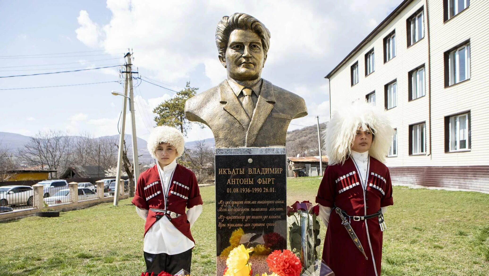 Дменис Южная Осетия. Дменисская крепость Южная Осетия. Памятник в Цхинвале писателя. Открывая осетию