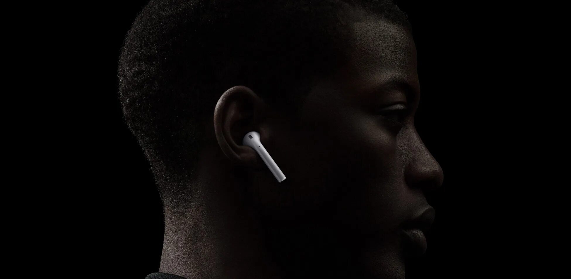 Прослушивание airpods. Black Apple AIRPODS. Air pods Pro 2. Apple AIRPODS Pro в ушах. AIRPODS на черном фоне.