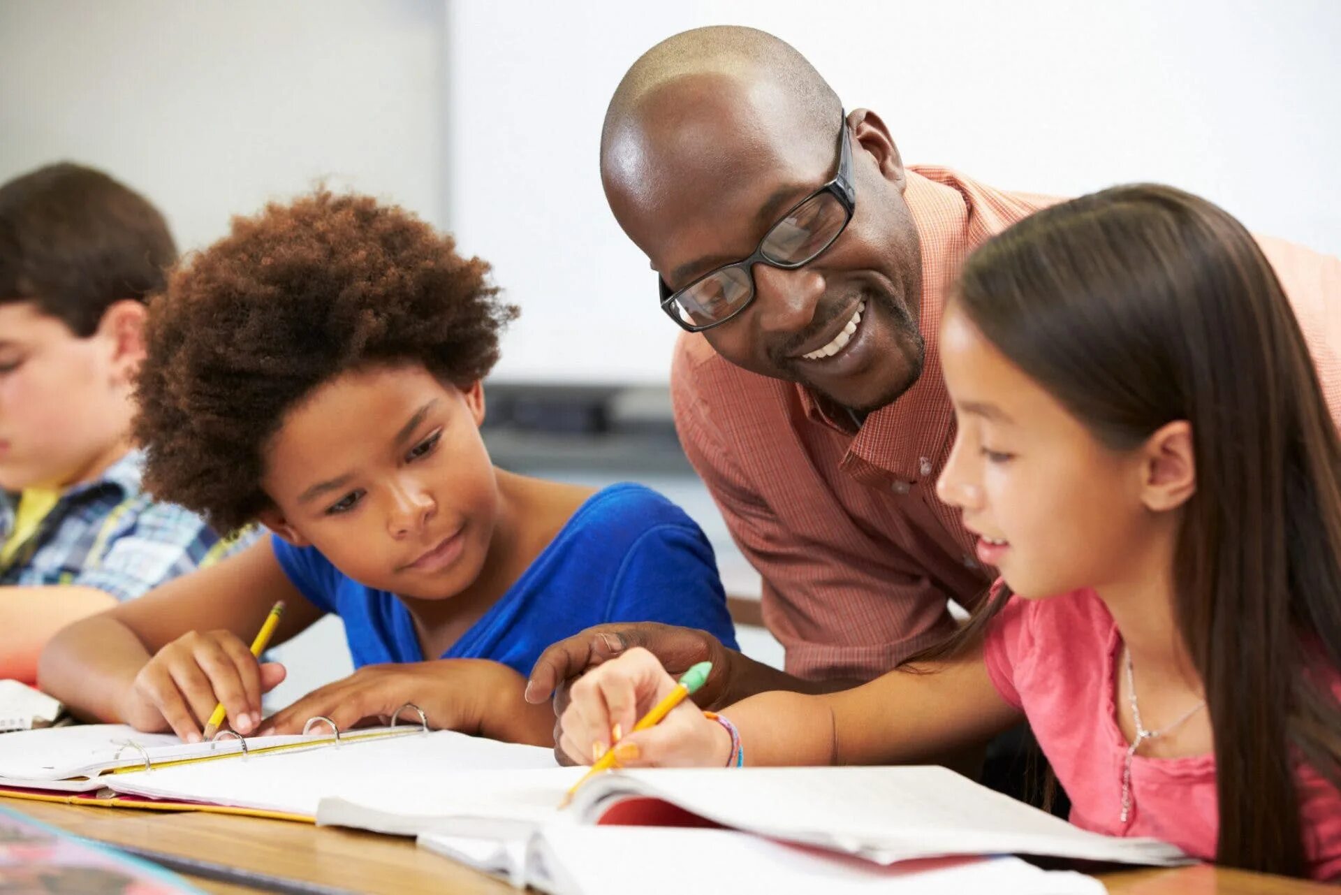 The teacher made the pupils. Учитель и ученик. Современный ученик. Общение учителя с учениками. Американские ученики.