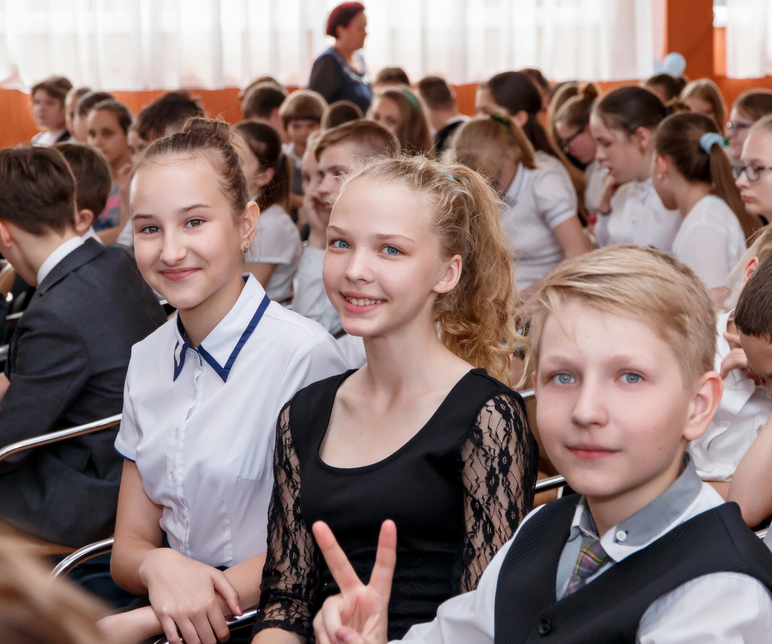 Ученик 6 класса общеобразовательной школы. 6 класс ученики. ученица 6 класса. класс 6г с учениками. школьники 8 класс линейка.