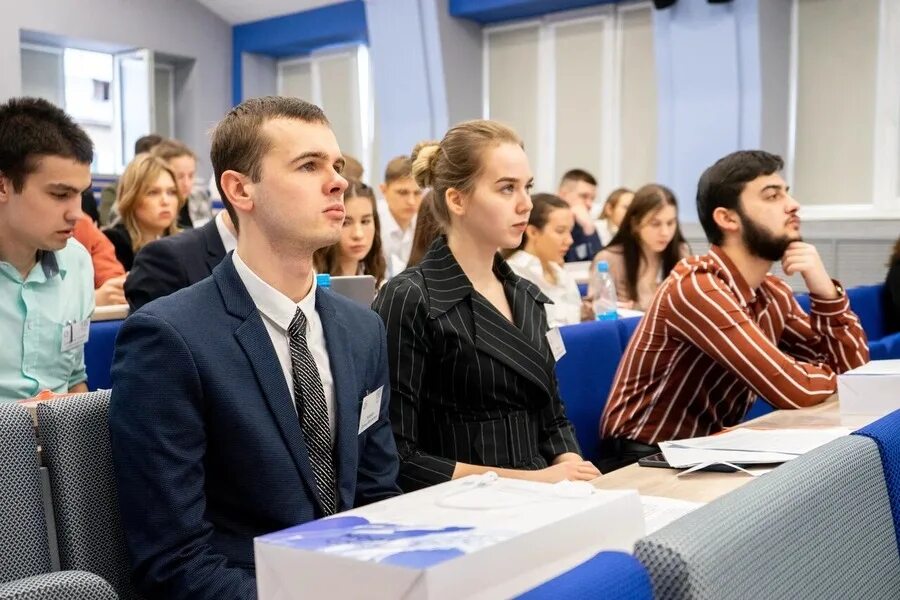 Студент юрист. День студента фото студентов в Челябинске. Информатик юрист специальность. Студенты юрфака в черной водолазке.
