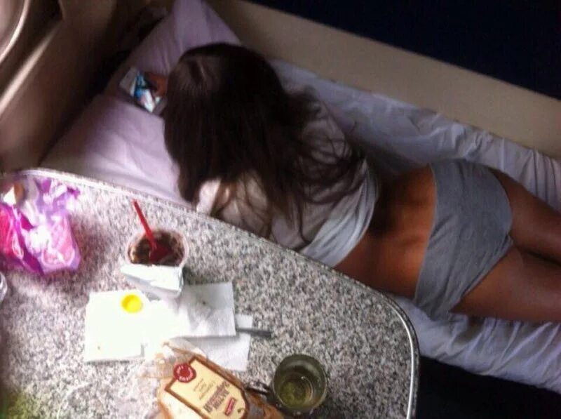 Девушки в плацкарте. Плацкарт в поезде двушка. Пьяные девушки в поезде дальнего. Девушки в купе. Красивые девушки в поезде.