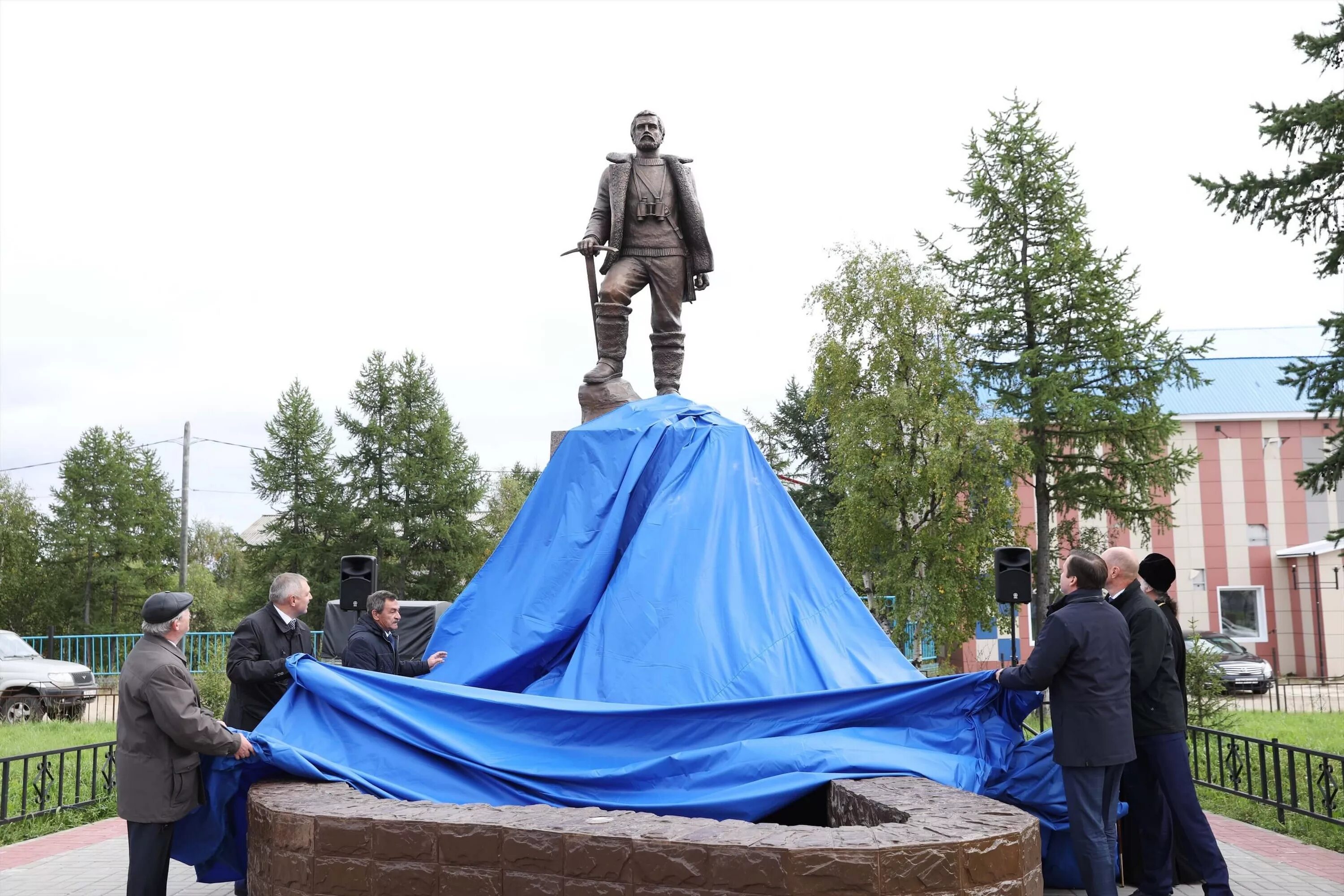 Уренгой 1988. Памятник "геологам первооткрывателям пос. Сургутская нефтеразведочная экспедиция. Памятник геологам севера в сыктывкаре. Геологи уренгоя.