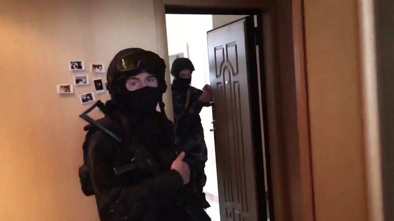 Спецназ штурмует квартиру. Собр альфа спецназ. Омон зашел. Спецназ штурмует дом. Омон зашел.