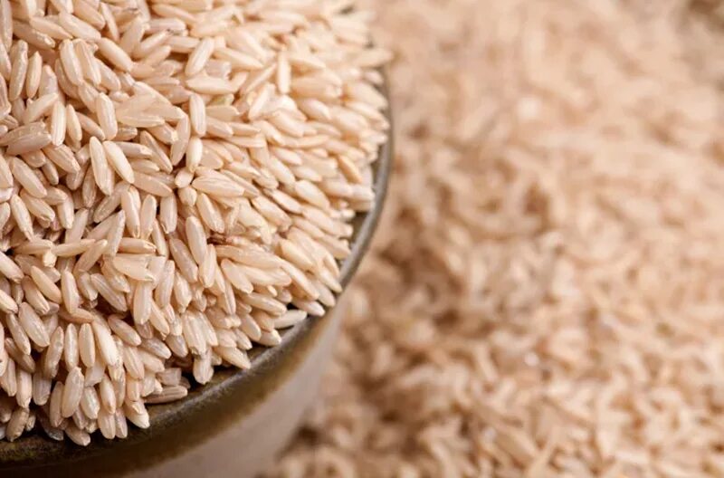 Рис и бурый рис разница. Рис бурый нешлифованный. Коричневый нешлифованный рис. Рис бурый нешелушеный. Белый нешлифованный рис.