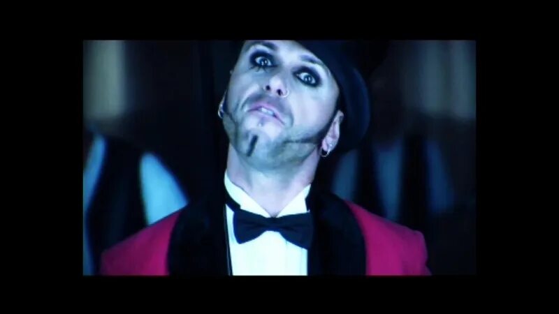 Лабиринт клип. Oomph labyrinth. клип oomph labyrinth актриса. oomph labyrinth девочка из клипа. oomph кролик лабиринт.