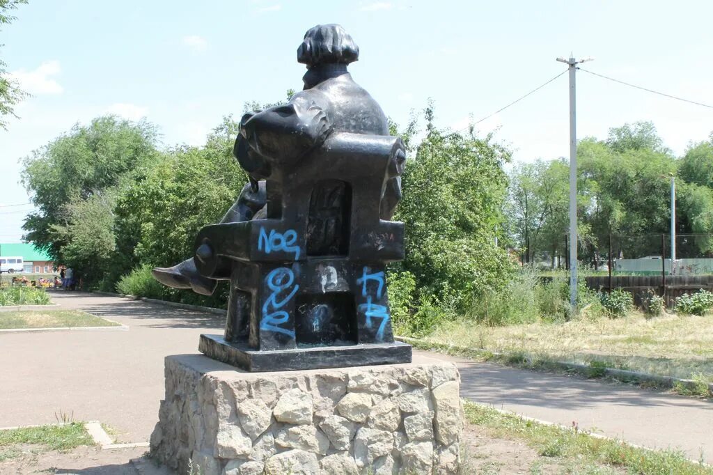 Посредник в бузулуке. Парк Льва Толстого Бузулук. Памятник толстому в Бузулуке. Сквер Толстого Бузулук. Памятники Толстого в Бузулуке.