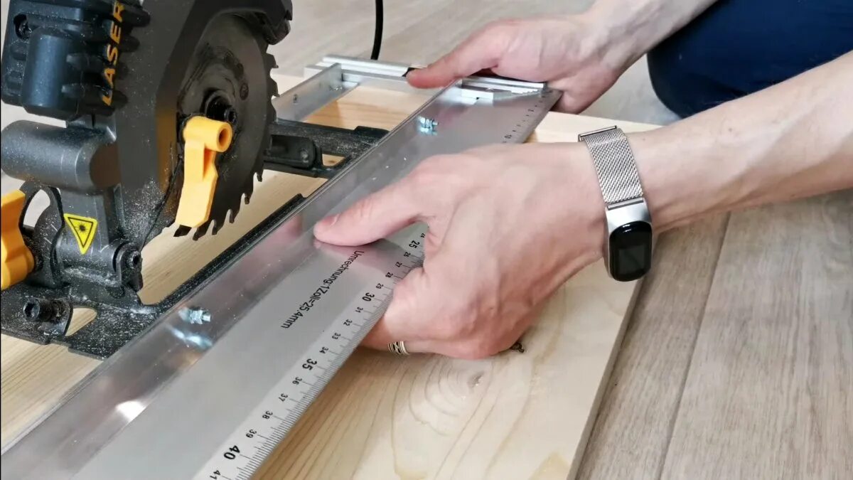 Направляющие под пилу. Шина направляющая для циркулярной пилы Wolfcraft 6910000. Направляющая шина для циркулярной пилы Stanley. Направляющая шина для циркулярной пилы Makita 5008mg своими руками. Направляющая для циркулярной пилы Sturm