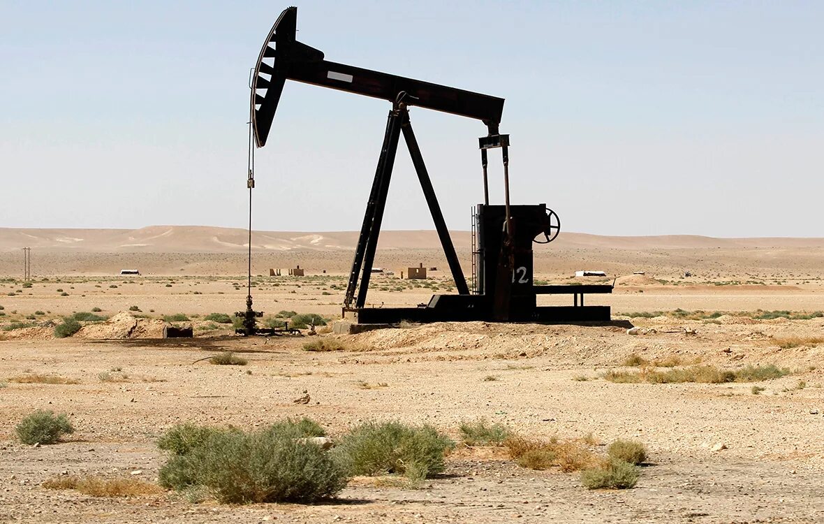 Саудовская аравия уголь. Добытие нефти в пустынях России. Нефтевышка в Сирии. Месторождения нефти в Сирии. Нефтяной завод в Алжире в пустыне.