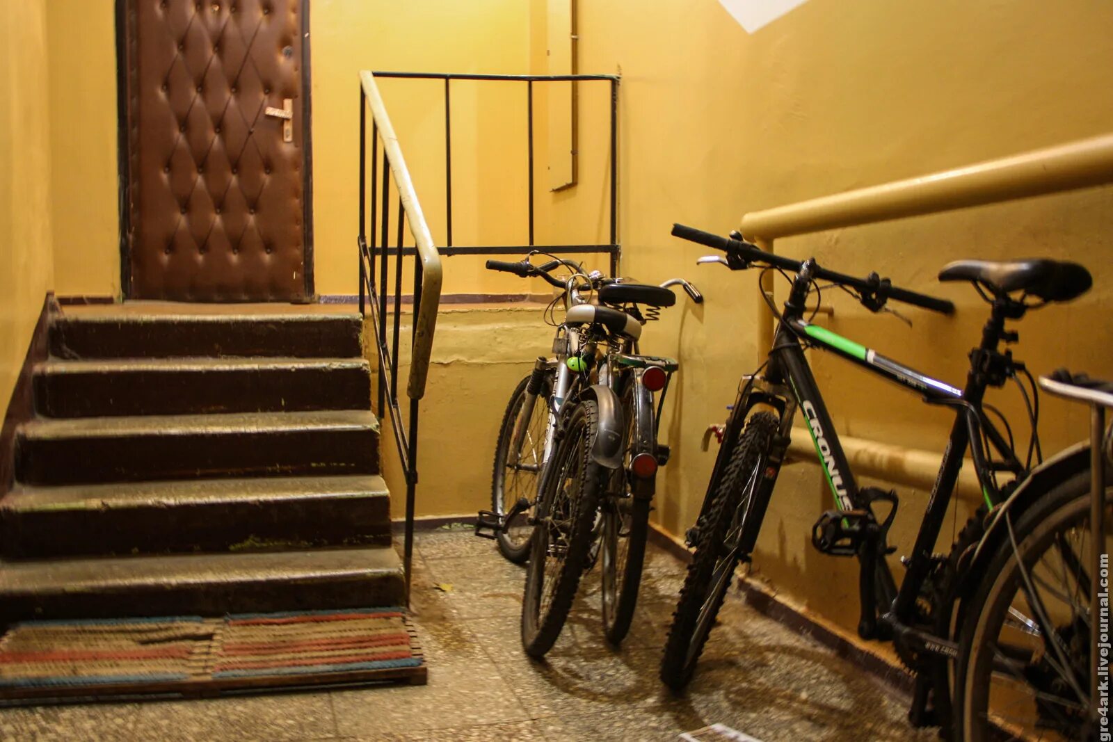 Велосипед в подъезде. Объявление о хранении велосипедов в подъезде. Велосипед на лестничной площадке. Велосипед на лестничной площадке. Можно ли оставлять велосипед в подъезде.