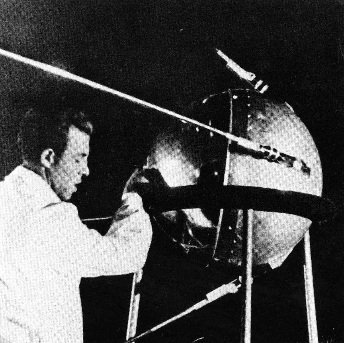 Первые космические спутники ссср. Первый искусственный Спутник земли 1957 Королев. Первый Спутник земли запущенный 4 октября 1957. Первый Спутник СССР. Первый Спутник СССР В космосе.