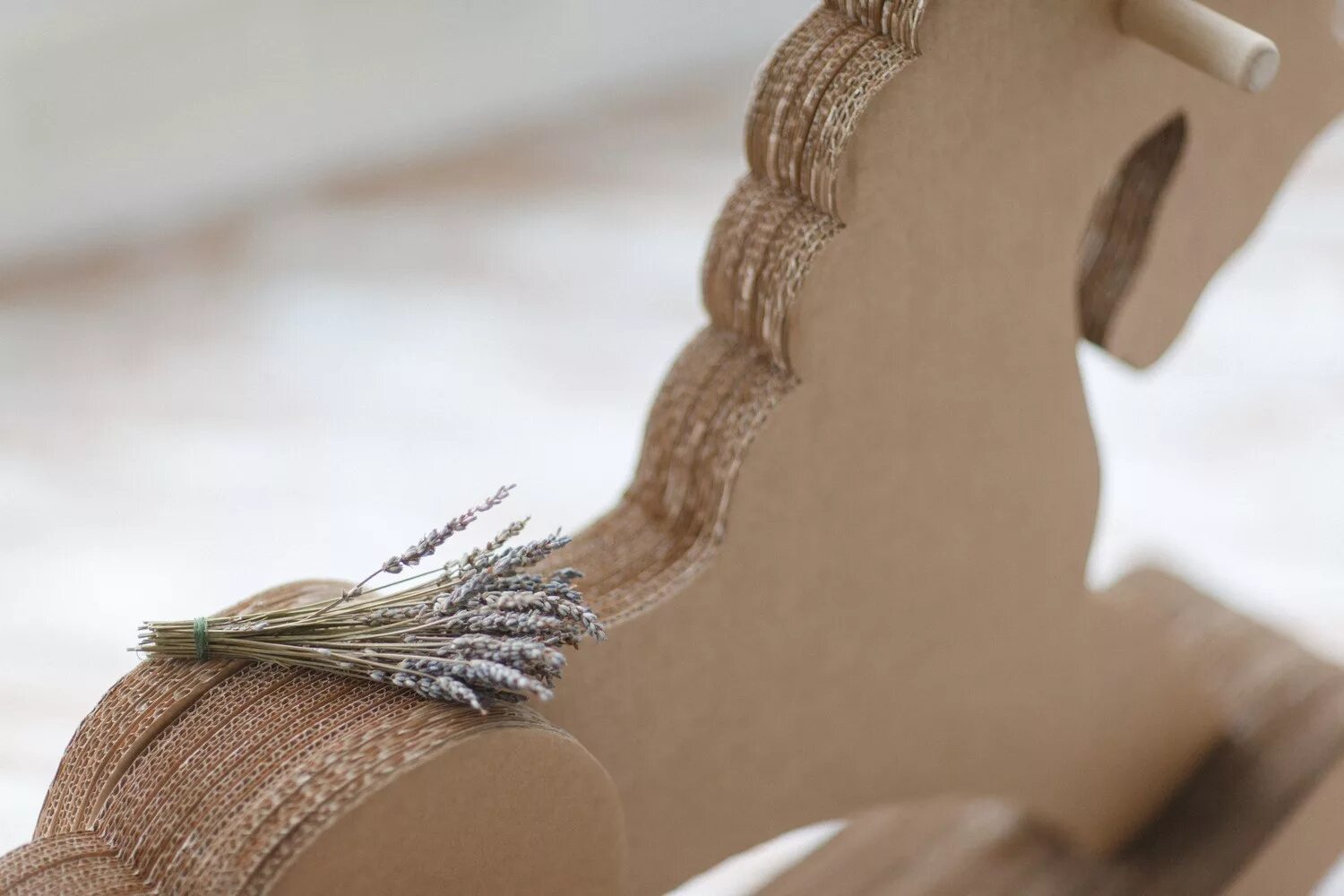 лошадка из картона. лошадка на палочке своими руками. лошадка из дерева. лошадка игрушка из дерева. деревянный конь игрушка.