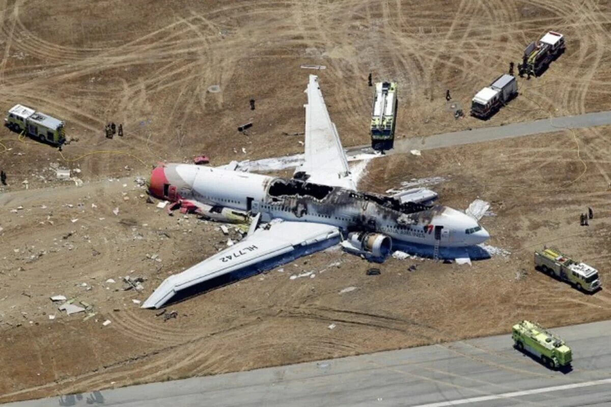 Боинг-777" авифкатастрофа. Asiana Airlines самолет крушение. Катастрофа Асиана Эйрлайнс.